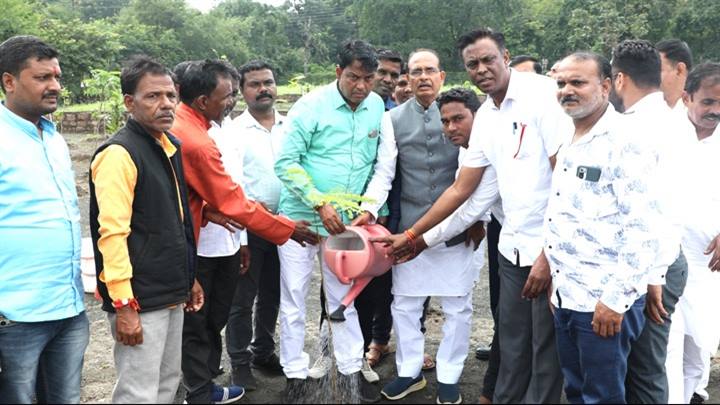 मुख्यमंत्री श्री चौहान ने पंचायत प्रतिनिधियों के साथ लगाए पौधे